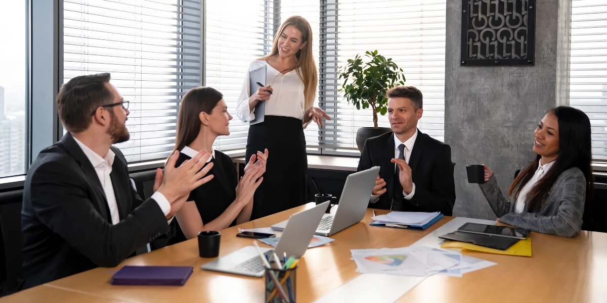 Team-business-mid-level-working-together
